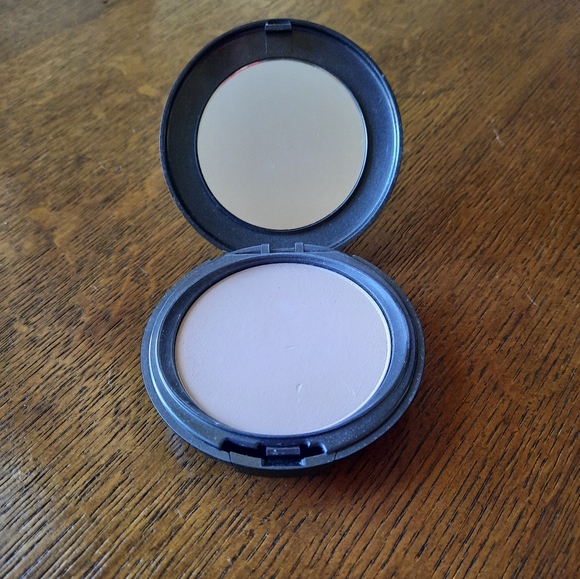 Cover FX Pressed Mineral Foundation in P10 - Picture 2 of 5